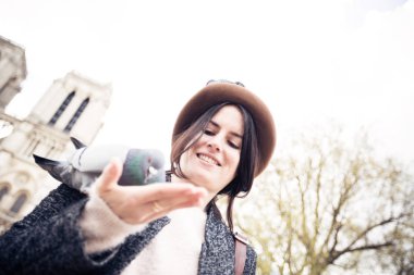 Onu Paris'e zevk genç kadın turist