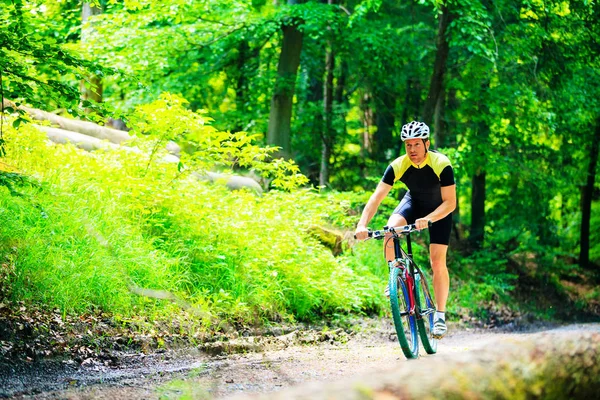 年轻人骑着他的山地自行车 — 图库照片