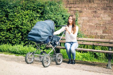 Genç anne ile bebek arabası park