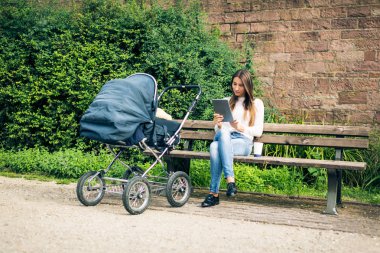 Genç anne ile bebek arabası park