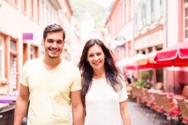 Gençler şehirde iyi vakit geçiriyor.