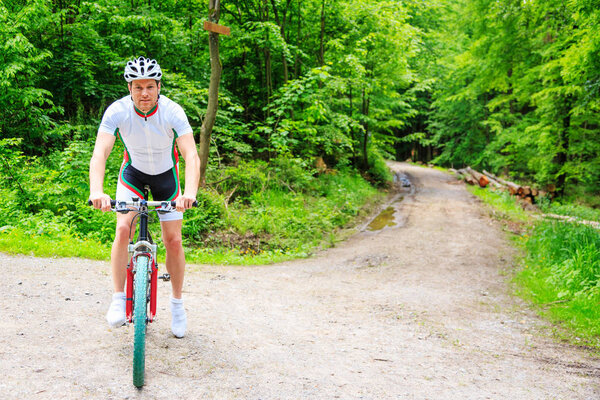 Молодой человек на своем горном велосипеде
