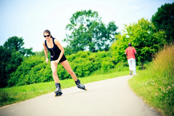 Mulher jovem com patins em linha — Fotografia de Stock