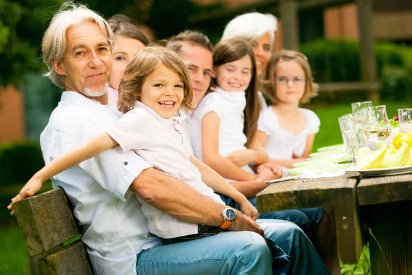 Grande família ter um piquenique no jardim — Fotografia de Stock