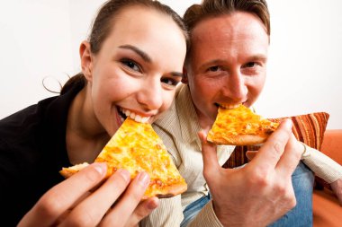 Pizza kanepede sahip çift