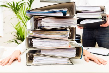 Klasörlerle çok çalışan Sekreter