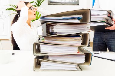 Klasörlerle çok çalışan Sekreter