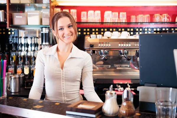 Приветливый бармен в кафе — стоковое фото