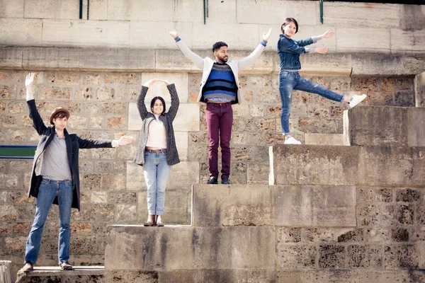Многонациональная группа друзей, развлекающихся в Париже вдоль Сены — стоковое фото
