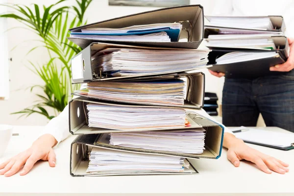 Klasörlerle çok çalışan Sekreter