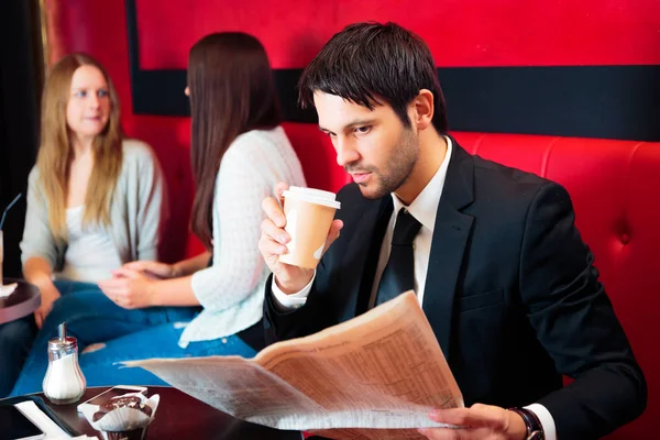 Persone che prendono un caffè in un caffè — Foto Stock