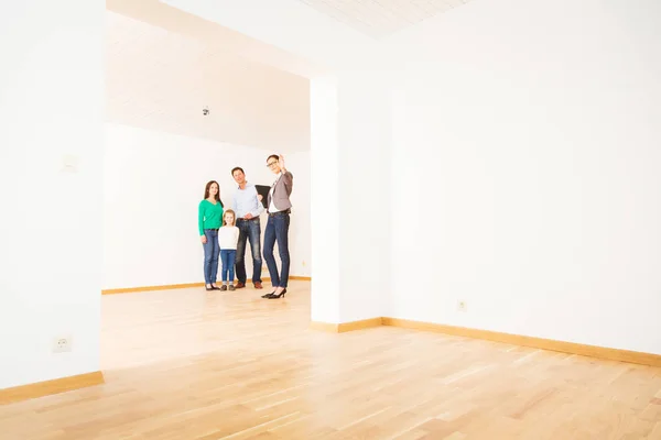 Realtor mostrando aos clientes um apartamento — Fotografia de Stock