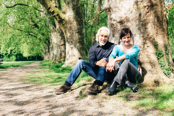 Casal sênior descansando em um parque — Fotografia de Stock