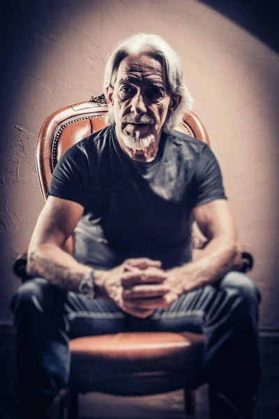 スタジオ ポートレート肘掛け椅子に座っている年配の男性 — ストック写真