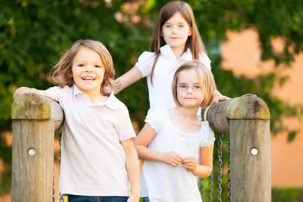 Trois enfants jouant dehors — Photo