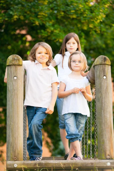 Três crianças brincando fora — Fotografia de Stock