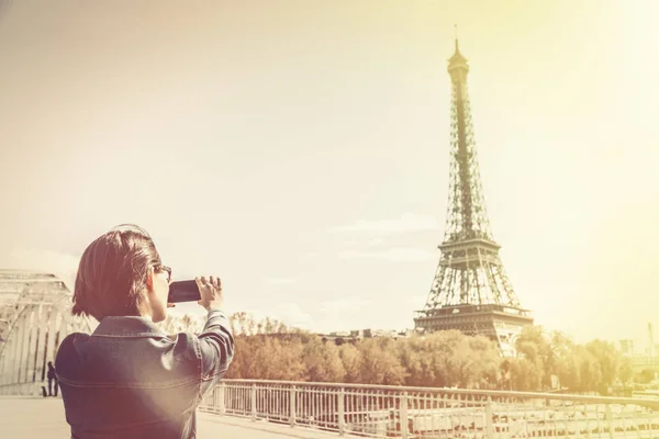 Турист в Париж фотографирует Эйфелеву башню — стоковое фото