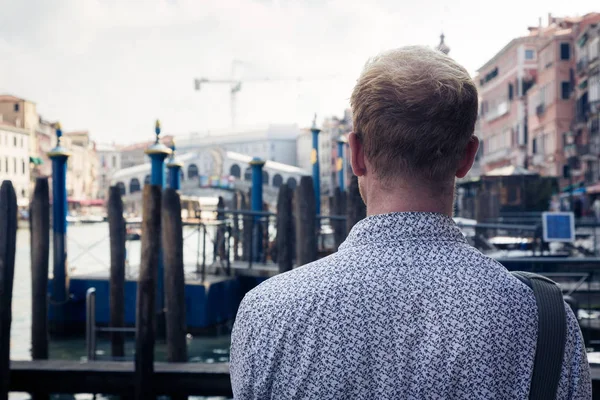 Turista a Veneza apreciando a vista — Fotografia de Stock