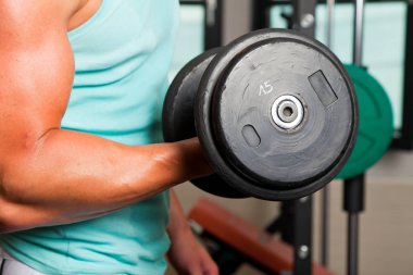 Spor salonunda genç vücut Oluşturucu