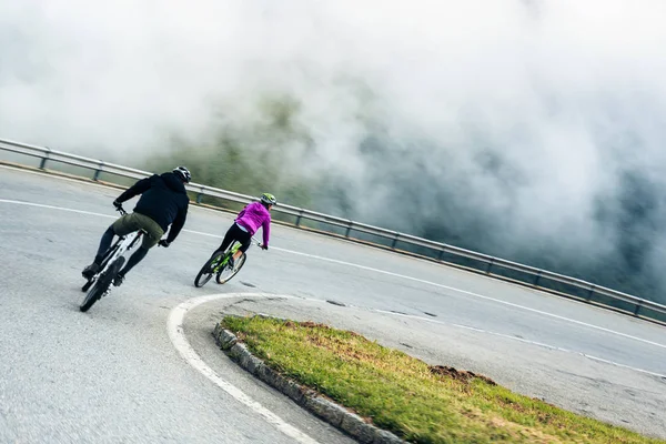 Giovane coppia ciclismo — Foto Stock