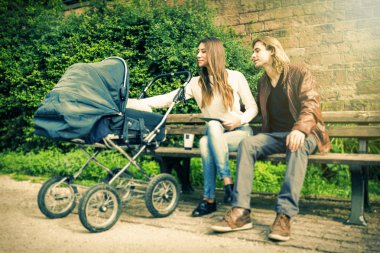 Anne ile bebek arabası park