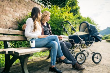 Anne ile bebek arabası park