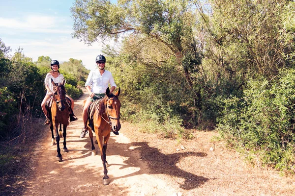 Young Tourist Couple Horseback Riding — Stock Photo, Image