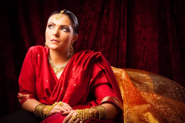 Junge Frau mit Bollywood-Sari — Stockfoto