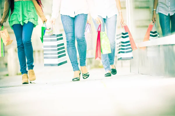 Unga kvinnor shopping — Stockfoto