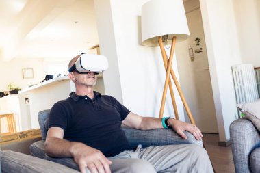 Yetişkin adam evde VR gözlük kullanma