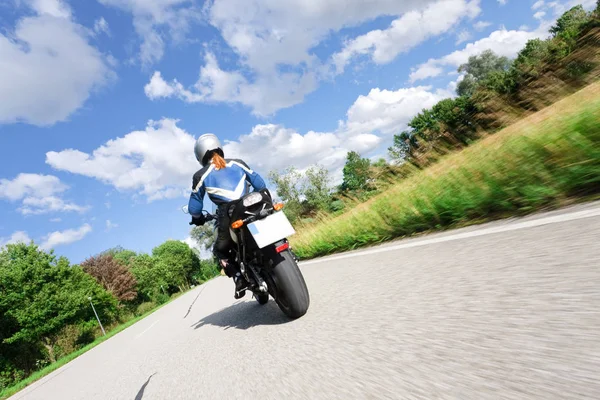 Mujer adulta montando su motocicleta —  Fotos de Stock