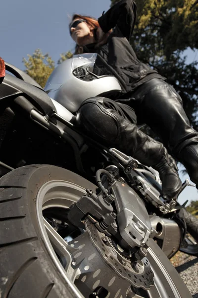 Mujer adulta montando su motocicleta — Foto de Stock