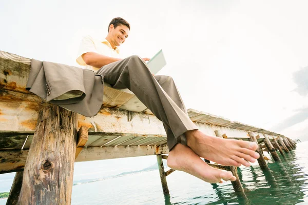 Empresário junto ao mar — Fotografia de Stock