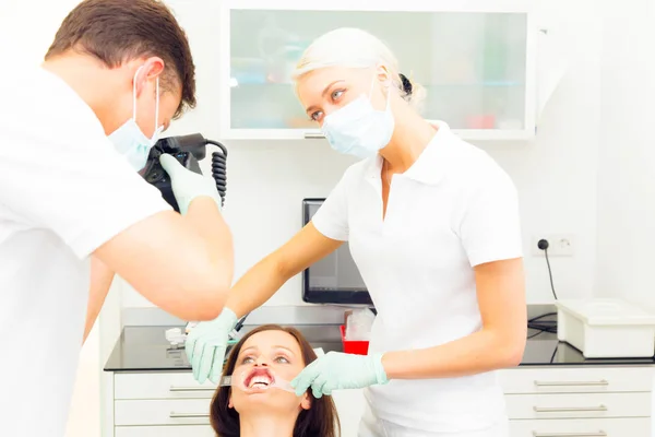 Dentista tomando una foto de los dientes de sus pacientes — Foto de Stock