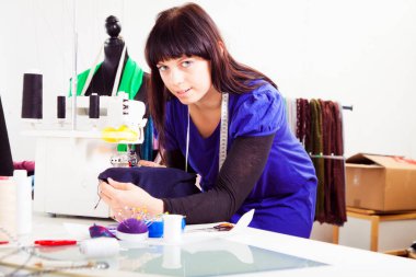 Moda tasarımcısı stüdyosunda.