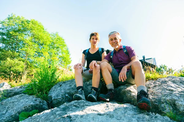 Hiking Seniors Taking a Break — Stock Photo, Image