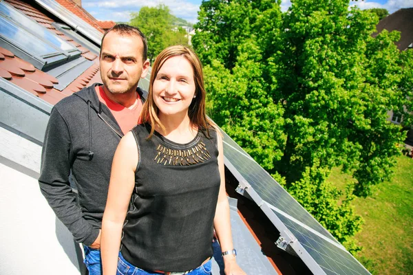 Владельцы дома довольны солнечными панелями на крыше — стоковое фото