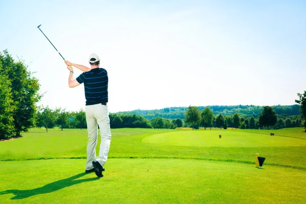 Man teeing off — Stockfoto