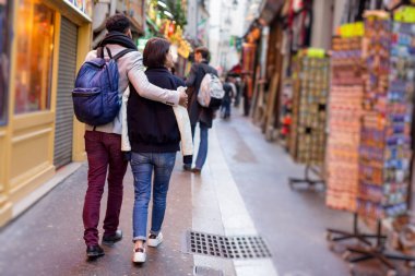 Çok etnik grup arkadaşıyla birlikte Paris'te Quartier Latin eğleniyor