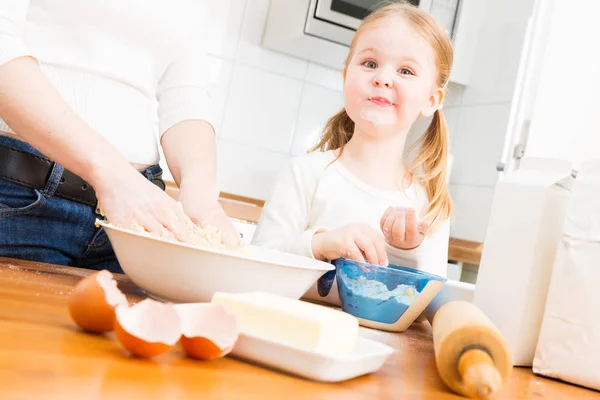 Mãe e filha fazendo biscoitos — Fotografia de Stock