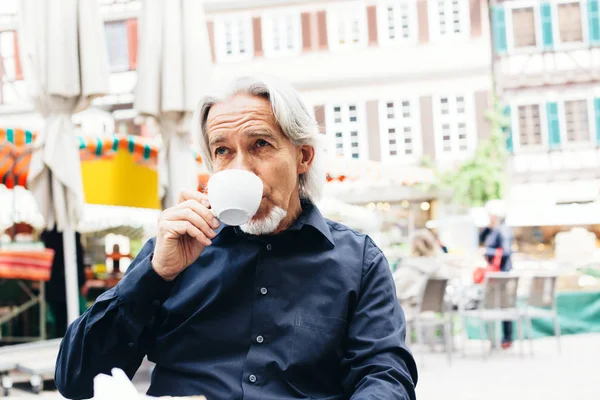 Senior man enjoying a cup of coffee, Tuebingen, Alemanha — Fotografia de Stock