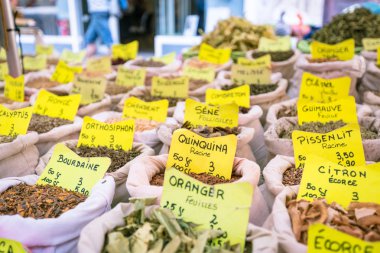Güney Fransa'da bir pazarda çeşitli baharatlar