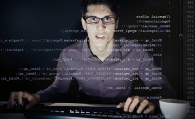 Genç programcı sinirli