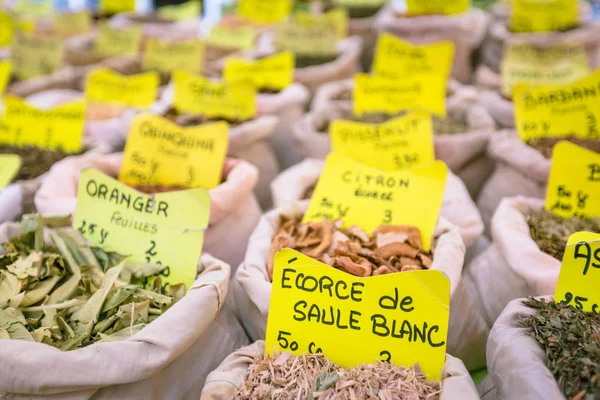 Diverse kruiden op een markt in Zuid-Frankrijk — Stockfoto