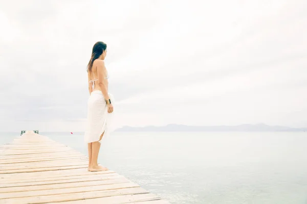 Mujer joven junto al mar —  Fotos de Stock