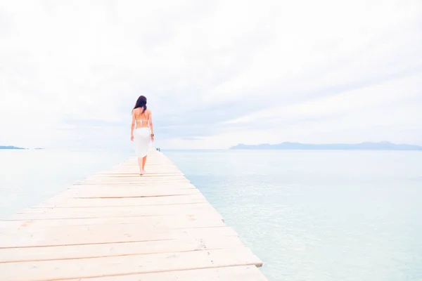 Jovem mulher junto ao mar — Fotografia de Stock