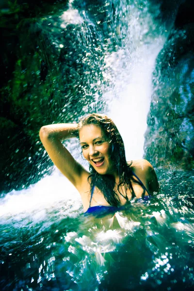 Hermosa dama junto a la cascada —  Fotos de Stock