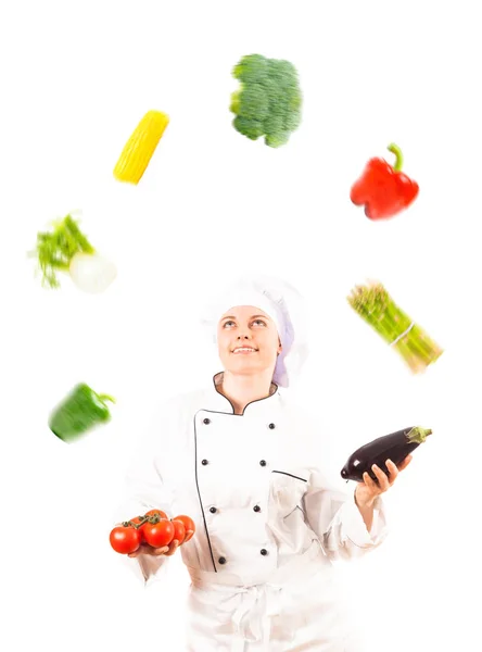 Cuisiner en jonglant avec des légumes — Photo