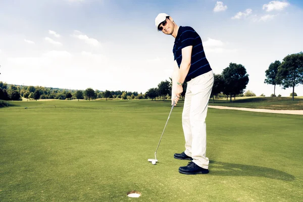 Golf spelare lägger — Stockfoto