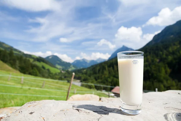 Avere un bicchiere di latte in cima alle montagne — Foto Stock